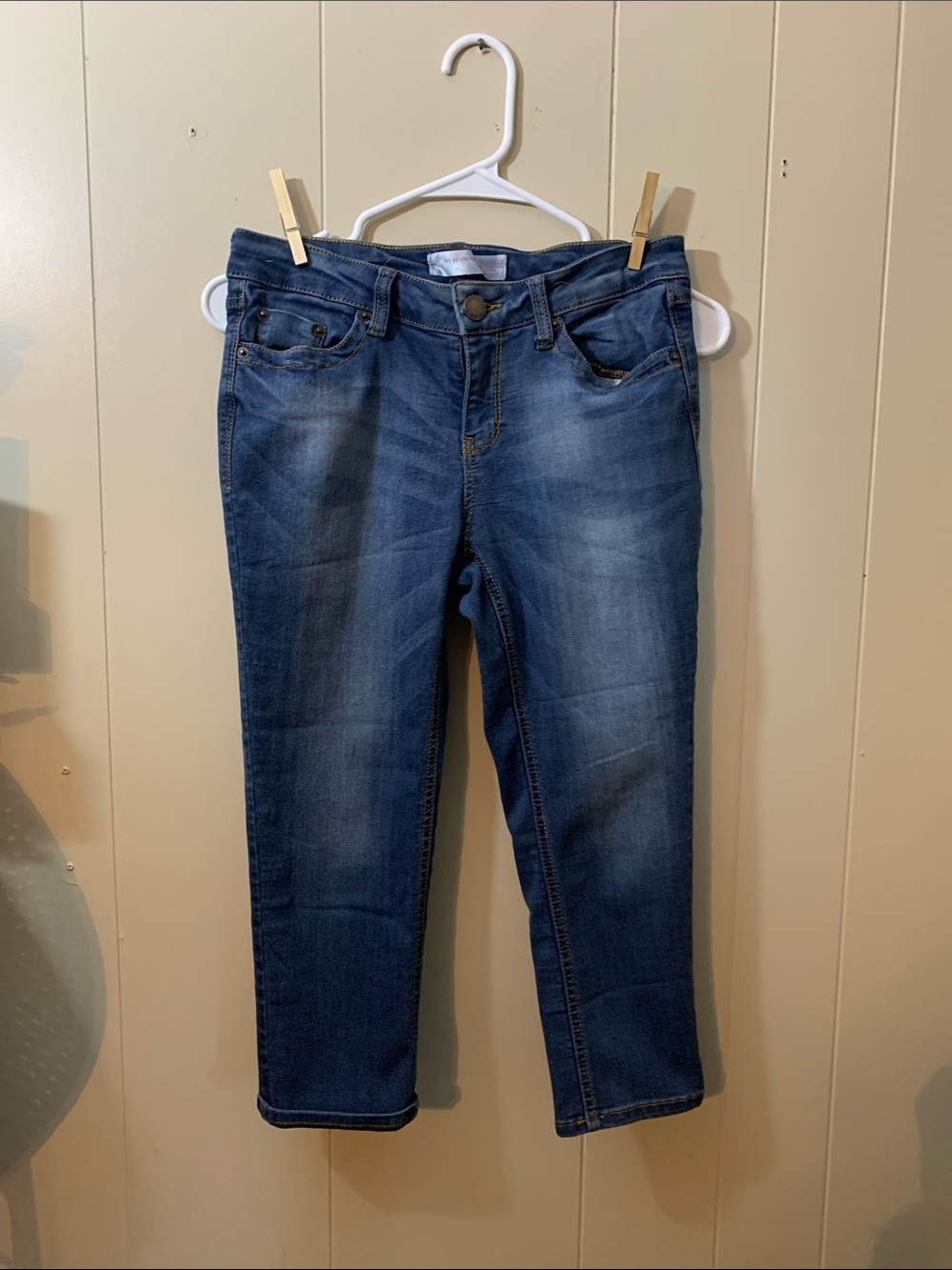 No Boundaries women's straight leg capri jeans in blue wash
